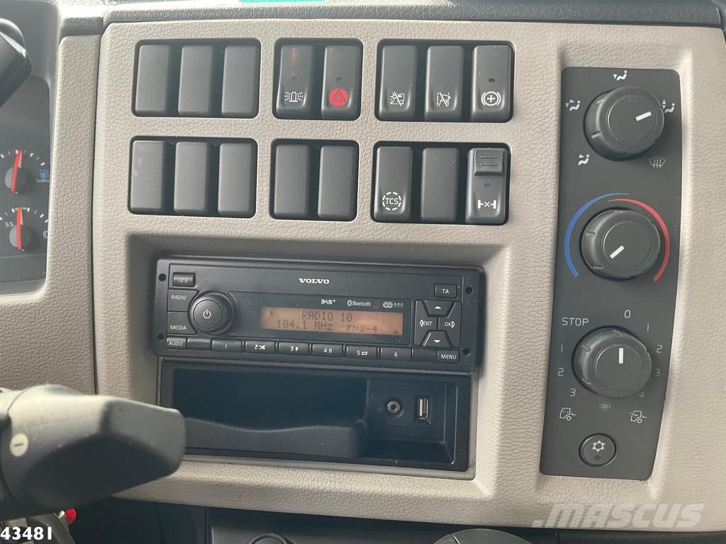 Volvo FL 250 Euro 6 met Dhollandia laadklep Bakwagens met gesloten opbouw