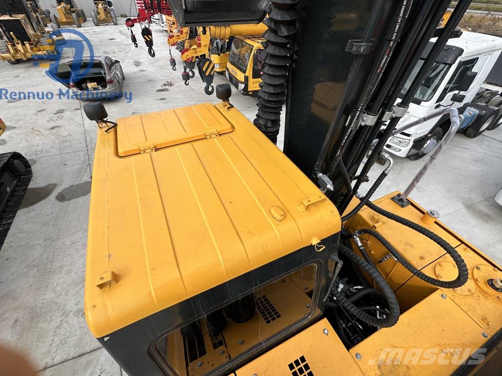 Hyundai 210W-9 Wheeled excavators