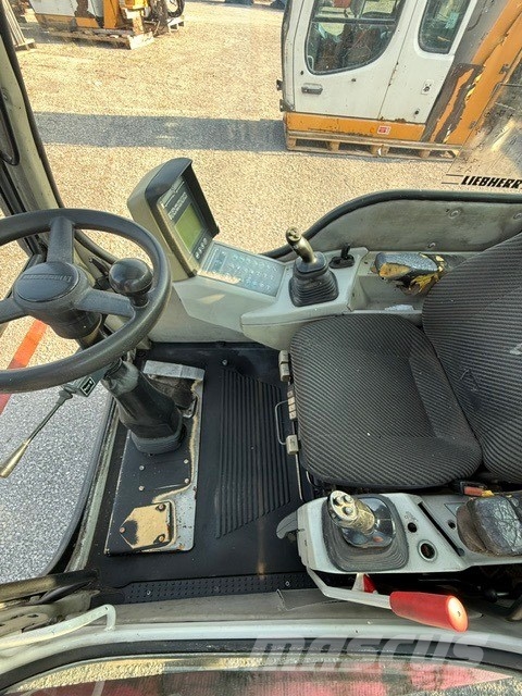 Liebherr A 904 C USED CAB + LIFT Cabine en interieur
