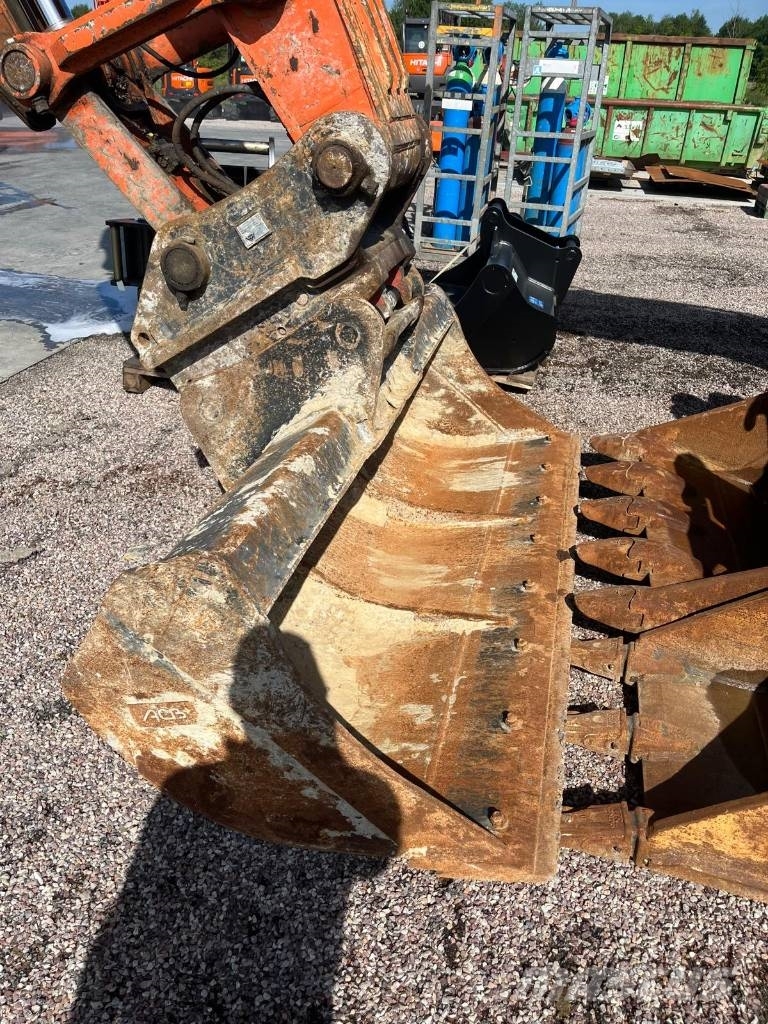 Hitachi ZX250LCN حفارات زحافة