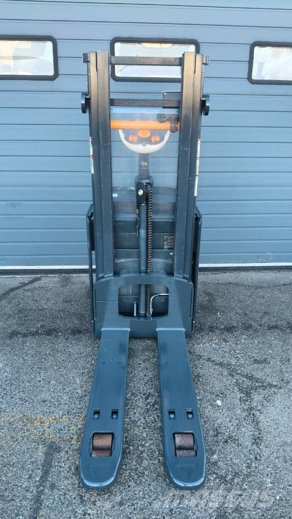 Crown DT3040 Self propelled stackers