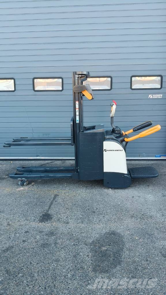 Crown DT3040 Self propelled stackers