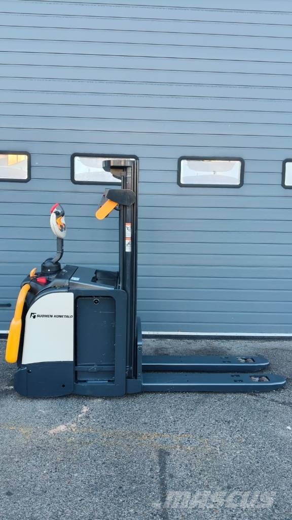 Crown DT3040 Self propelled stackers