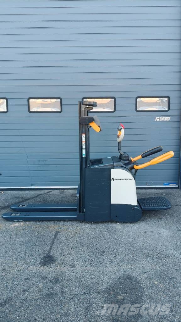 Crown DT3040 Self propelled stackers