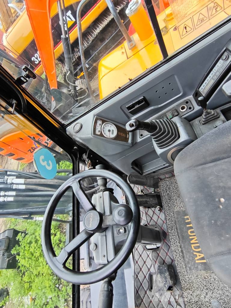 Hyundai 60 W VS Ratiniai ekskavatoriai