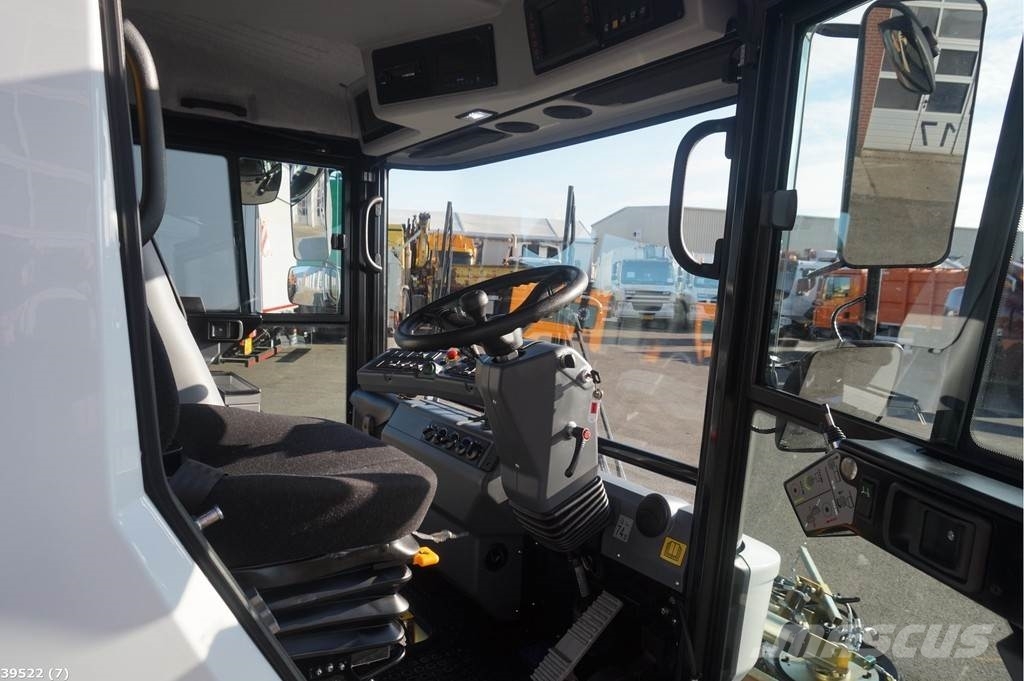 Ravo 540 CD with 3-rd brush Sweeper trucks