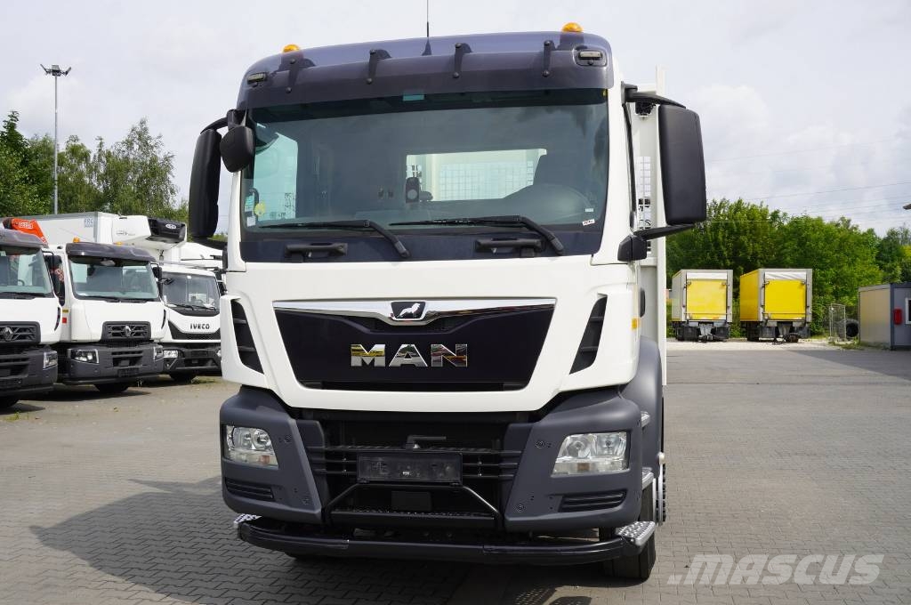 MAN TGS 26.420 6x4 / Fassi F215A.2.24 / remote control شاحنات مسطحة/مفصلية الجوانب