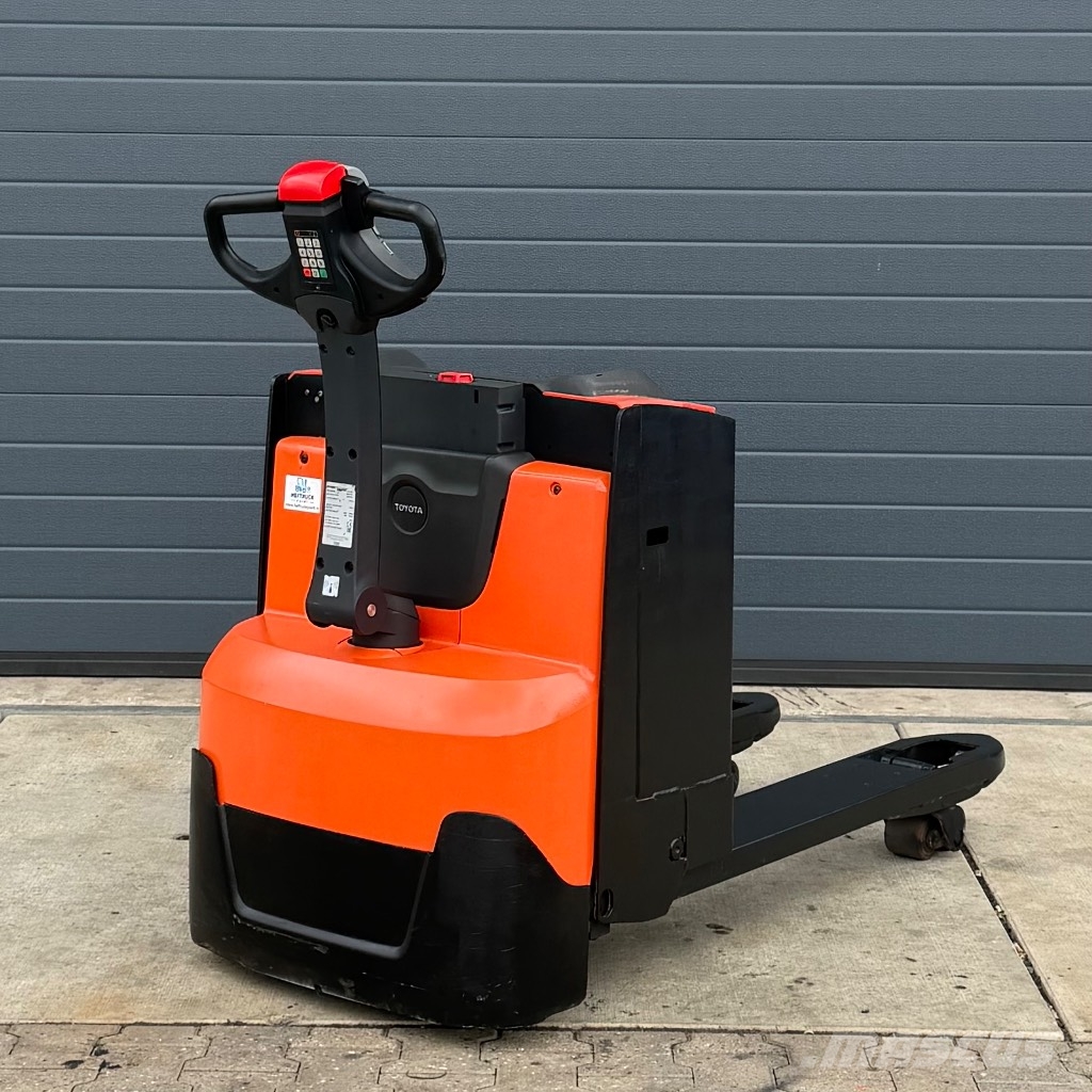 Toyota LWE 200 Lavansiirtotrukit
