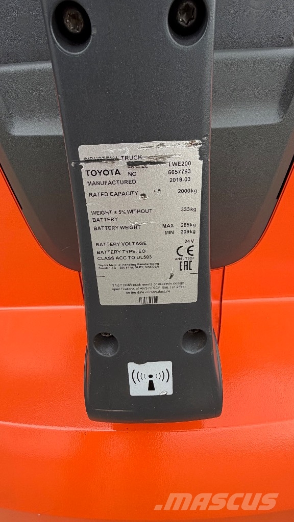 Toyota LWE 200 Lavansiirtotrukit