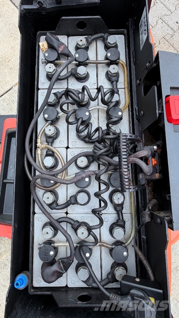 Toyota LWE 200 Lavansiirtotrukit