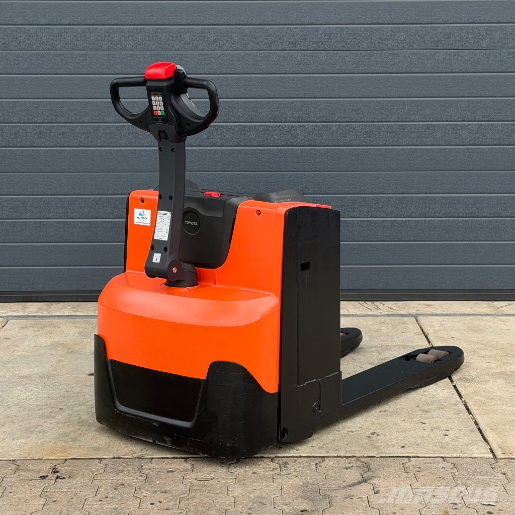 Toyota LWE 200 Lavansiirtotrukit