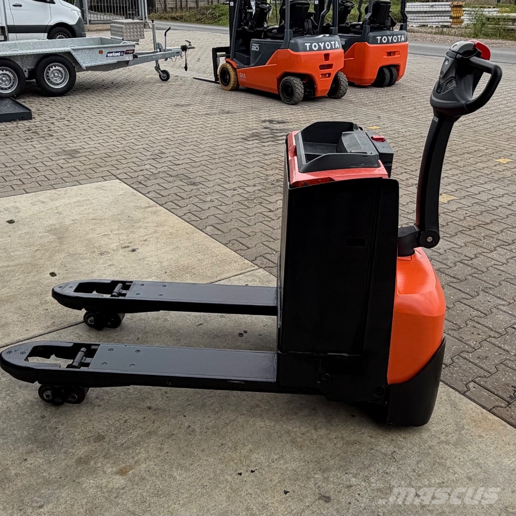 Toyota LWE 200 Lavansiirtotrukit