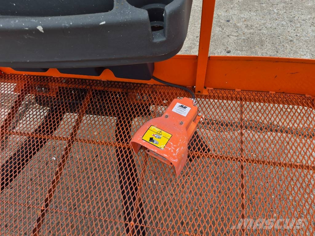 JLG 520AJ (2 units available) Gelenkteleskoparbeitsbühnen