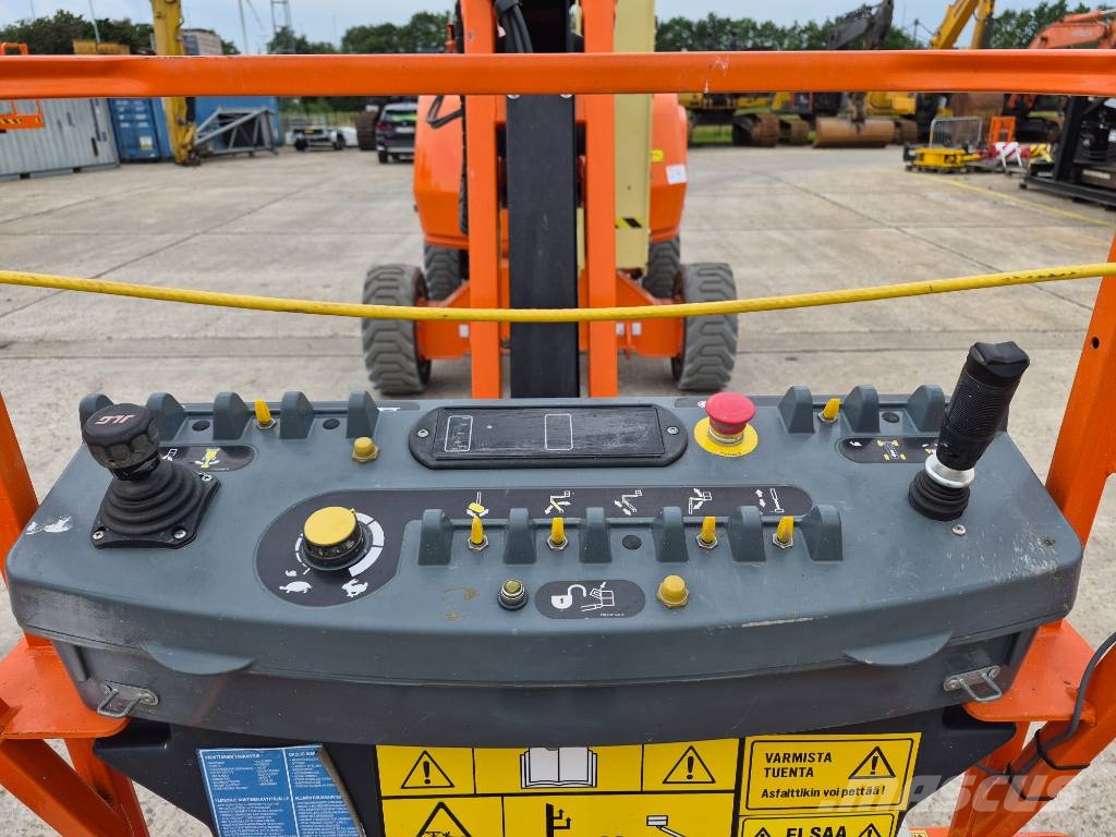 JLG 520AJ (2 units available) Gelenkteleskoparbeitsbühnen
