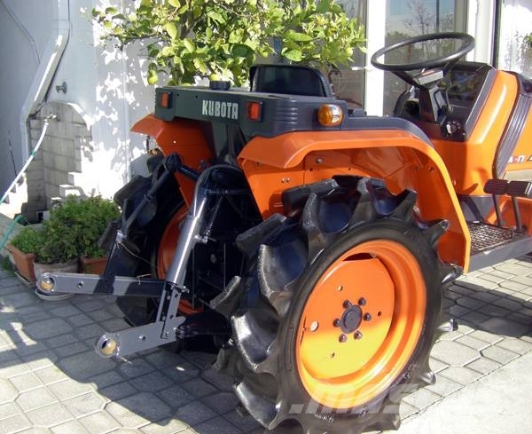 Kubota ASTE A-17 4wd الجرارات