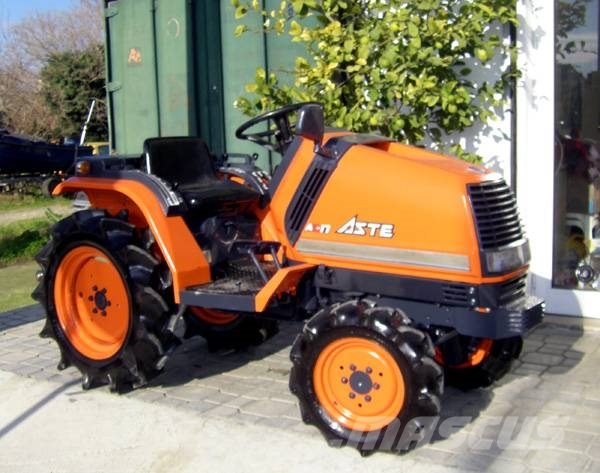 Kubota ASTE A-17 4wd الجرارات