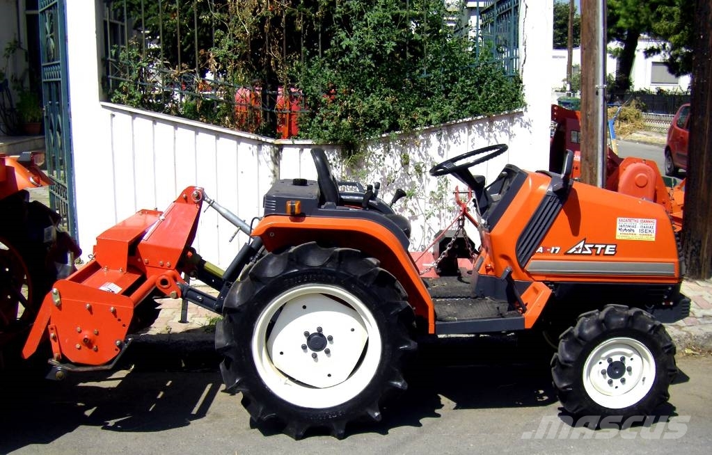 Kubota ASTE A-17 4wd الجرارات