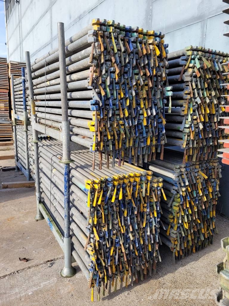 Layher Allround 200m² (3,07m/0,73m) – lot d'occasion Scaffolding equipment