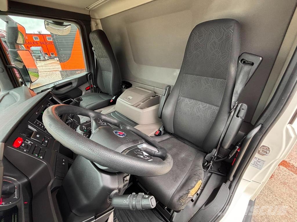 Scania P 220 4x2 BOX L=7593 mm Camiones con caja de remolque