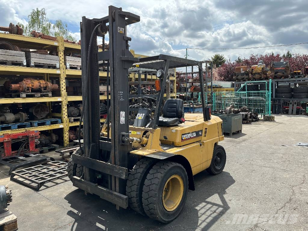 CAT DP40TAC V-3036 IO شاحنات الديزل