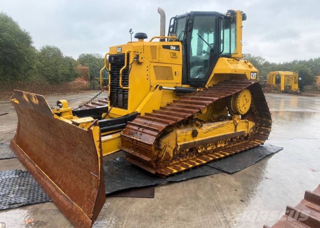 CAT D 6 N LGP بلدوزرات مجنزرة