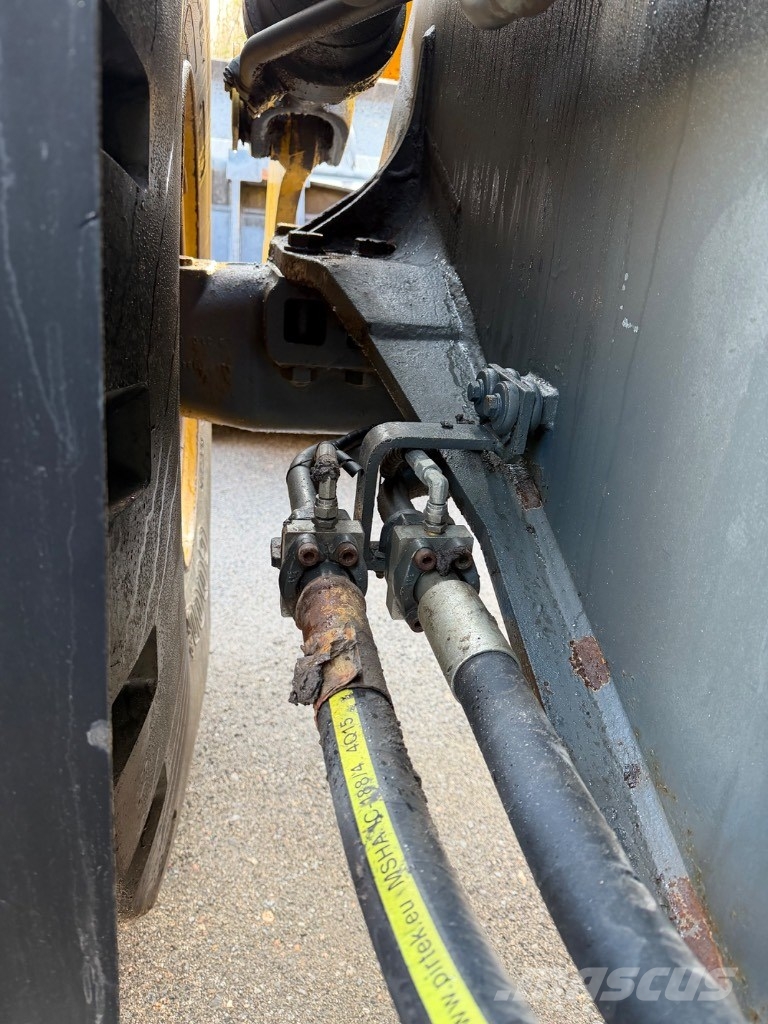 Komatsu WA 470-5 Kolesni nakladalci