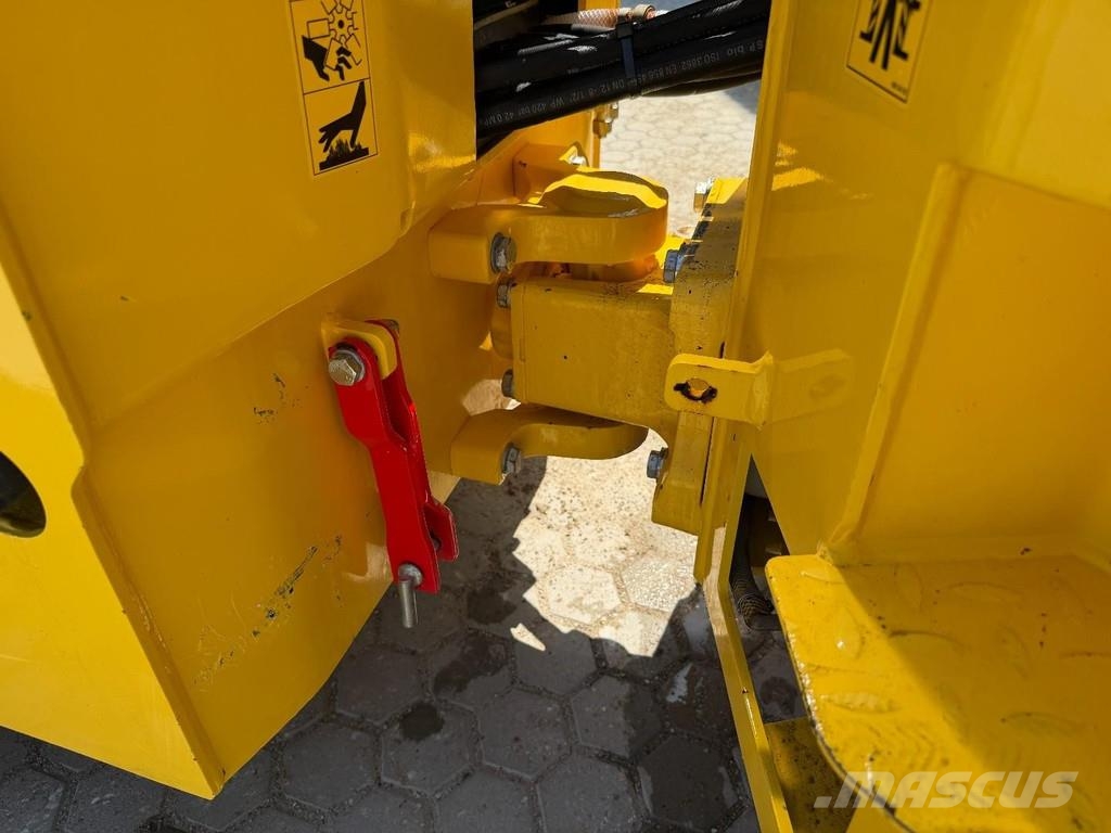 Bomag BW120 AD-5 مداحل متنوعة