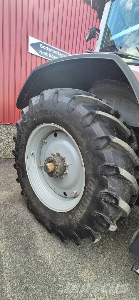 Massey Ferguson 8 S トラクター