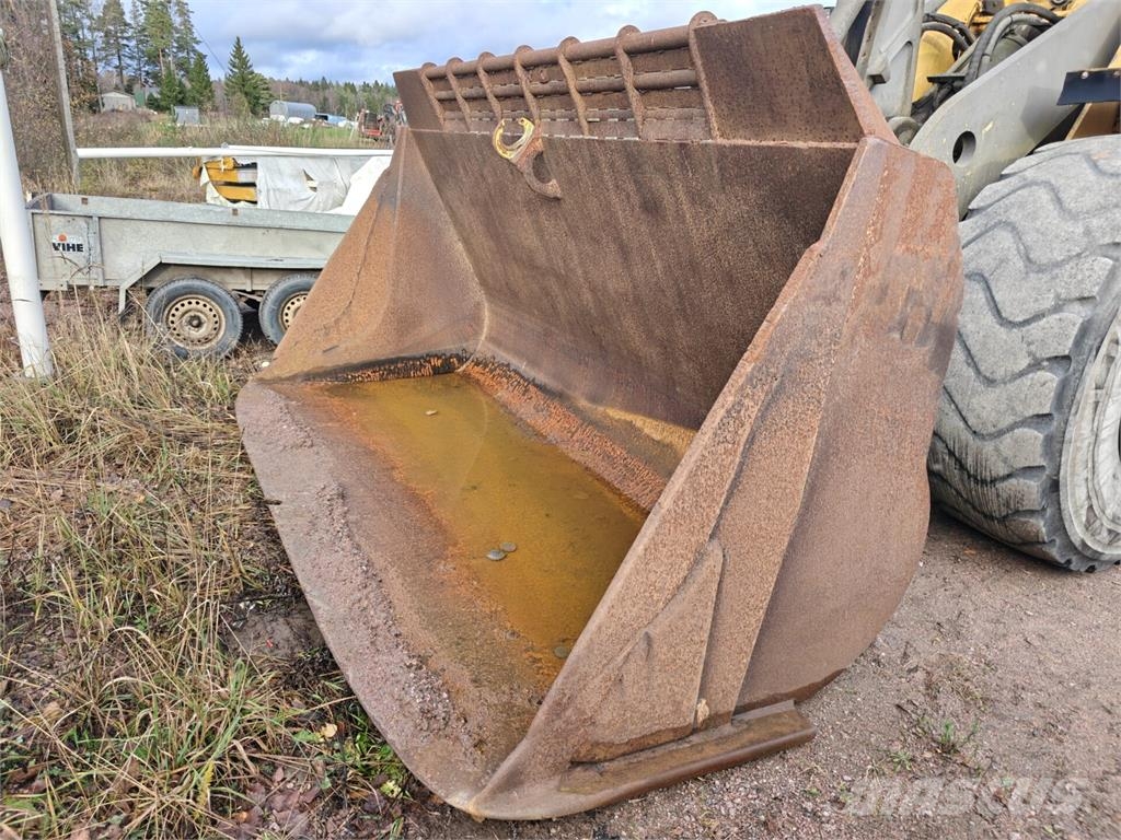 Volvo L 180 D Gumikerekes homlokrakodók