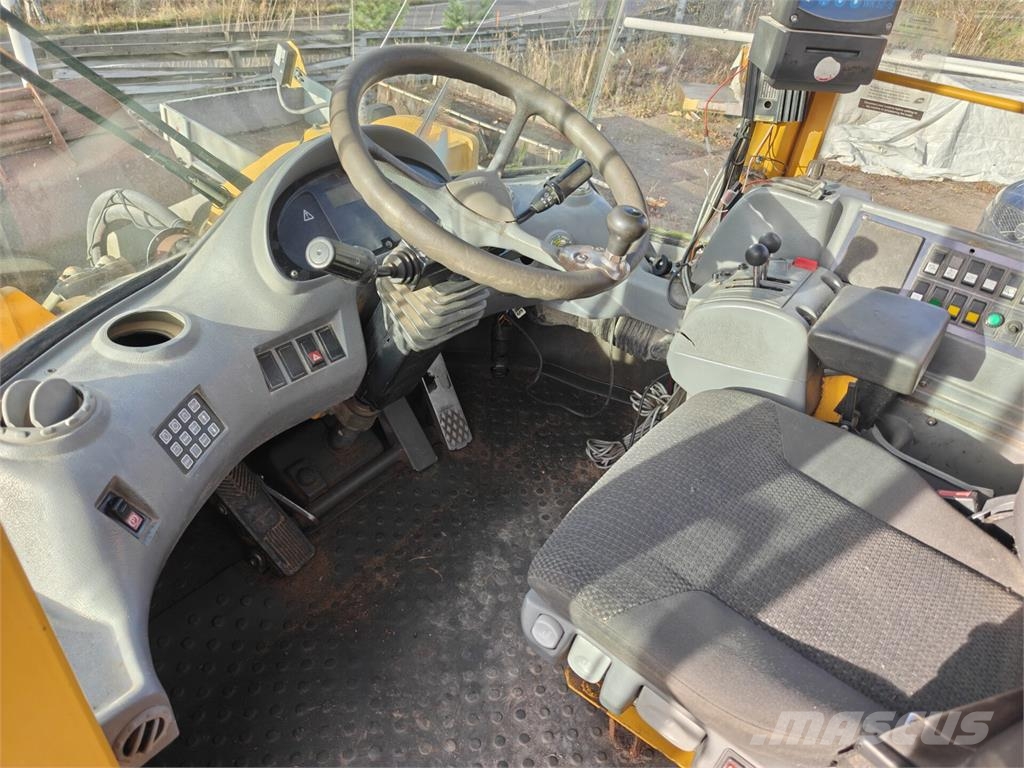 Volvo L 180 D Gumikerekes homlokrakodók