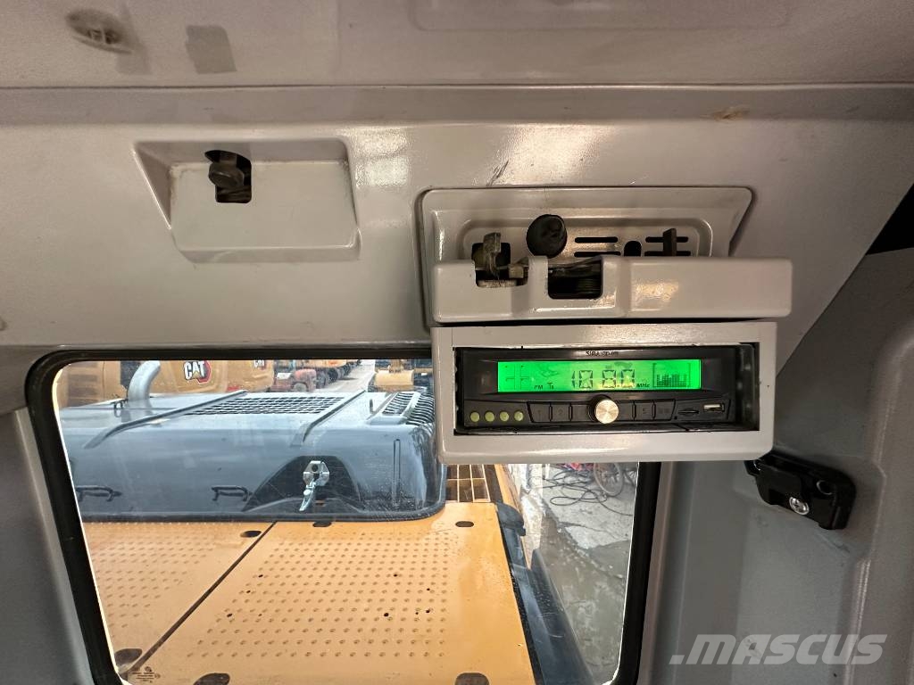 CAT 325D2L 3000 units excavators in stock Pásové rýpadlá