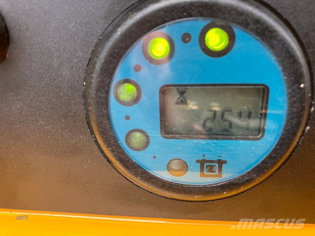 HAULOTTE COMPACT8 - NEW BATTERIES Schaarhoogwerkers