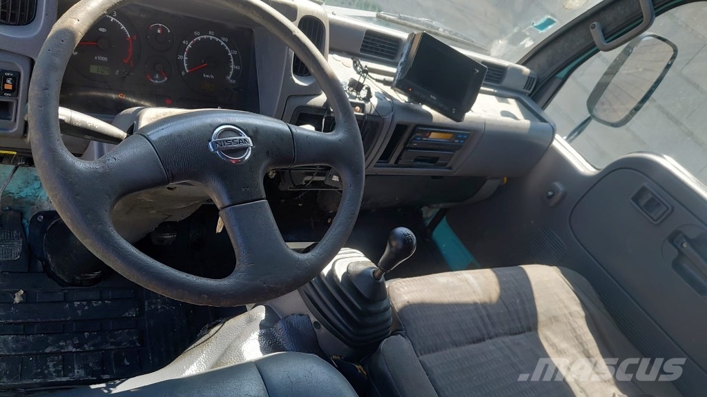 Nissan CABSTAR 45.13 شاحنات مزدوجة / خلخلة