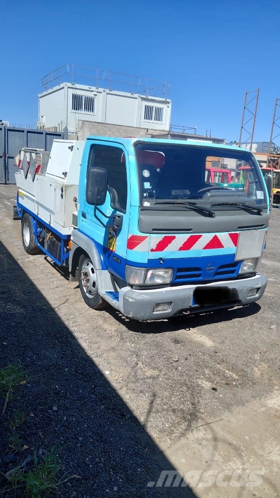 Nissan CABSTAR 45.13 شاحنات مزدوجة / خلخلة