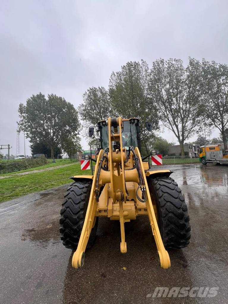 CAT 930M Kolesni nakladalci