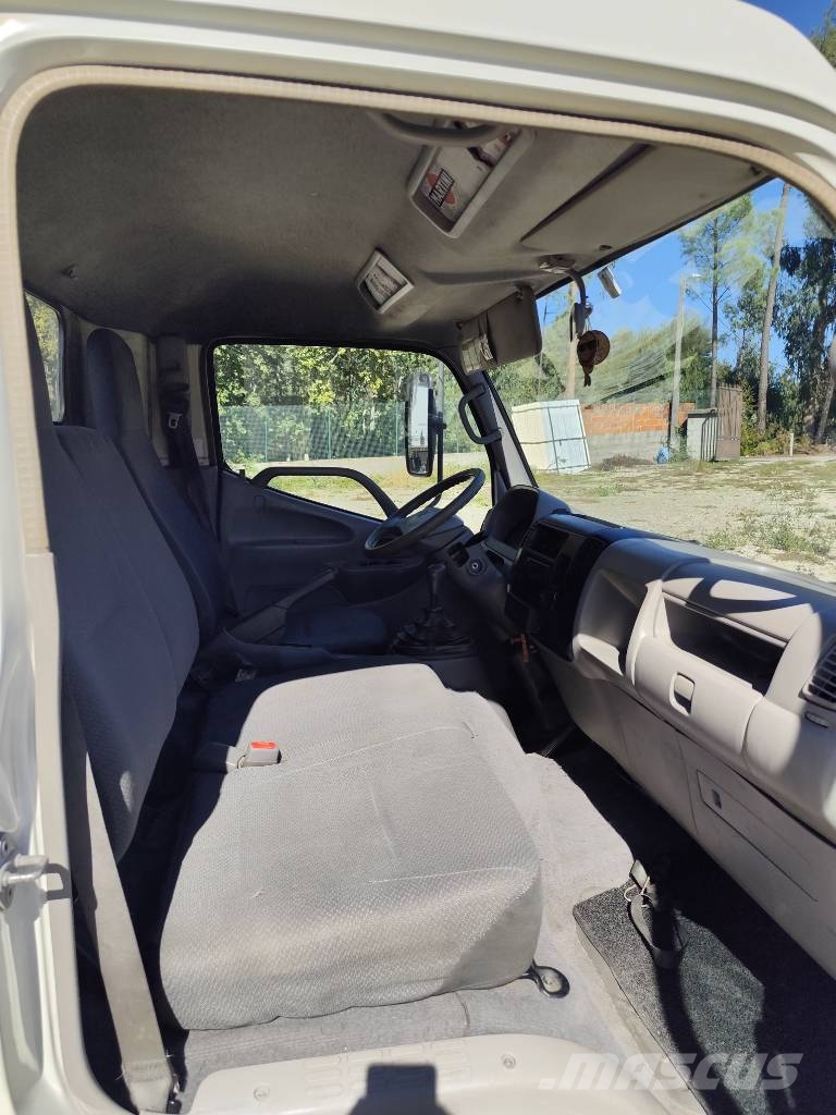 Toyota Dyna 150 شاحنات مسطحة/مفصلية الجوانب