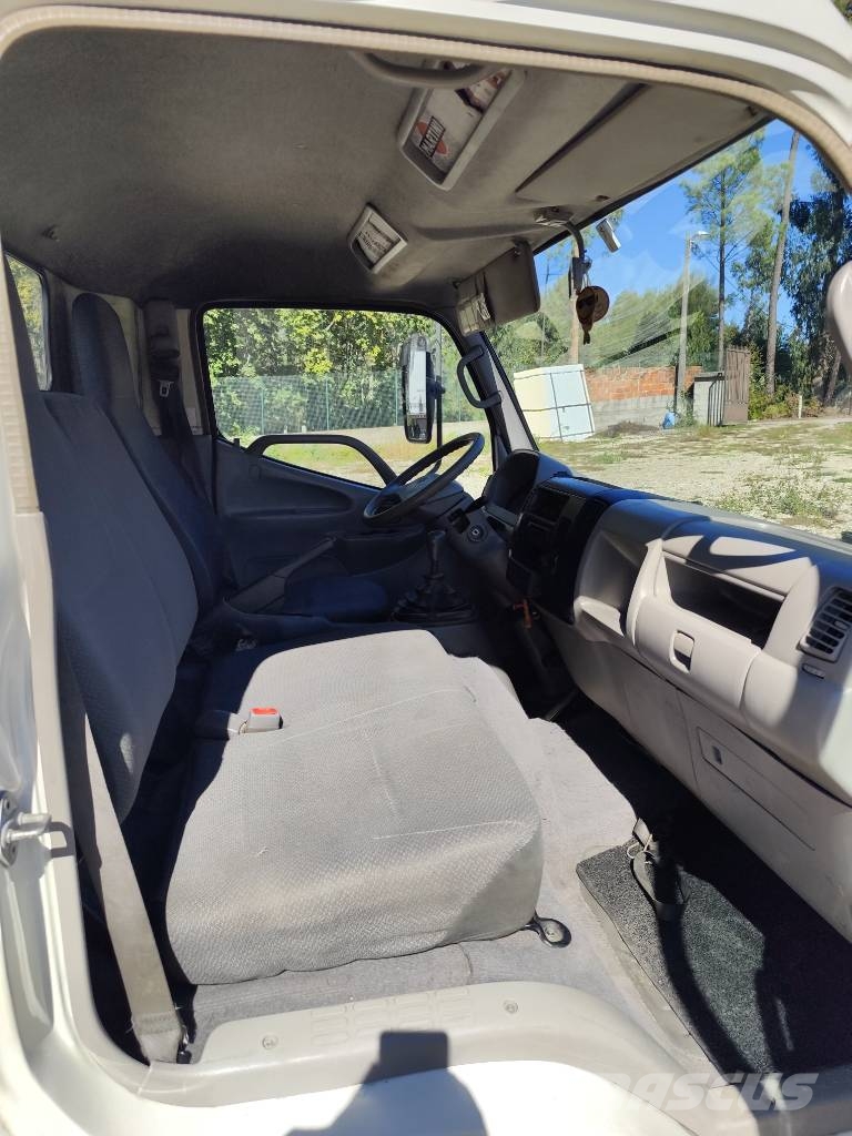 Toyota Dyna 150 شاحنات مسطحة/مفصلية الجوانب