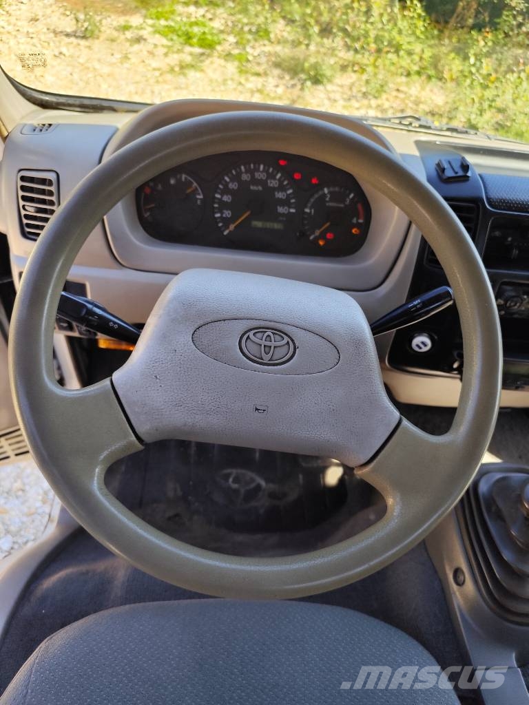 Toyota Dyna 150 شاحنات مسطحة/مفصلية الجوانب