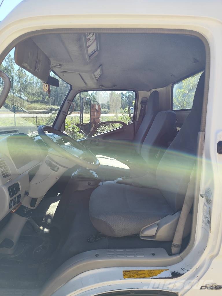 Toyota Dyna 150 شاحنات مسطحة/مفصلية الجوانب