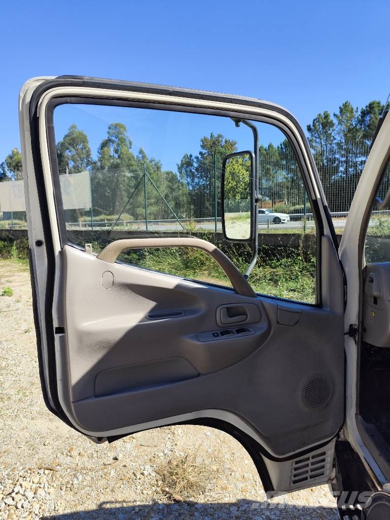 Toyota Dyna 150 شاحنات مسطحة/مفصلية الجوانب