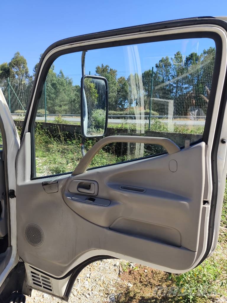 Toyota Dyna 150 شاحنات مسطحة/مفصلية الجوانب