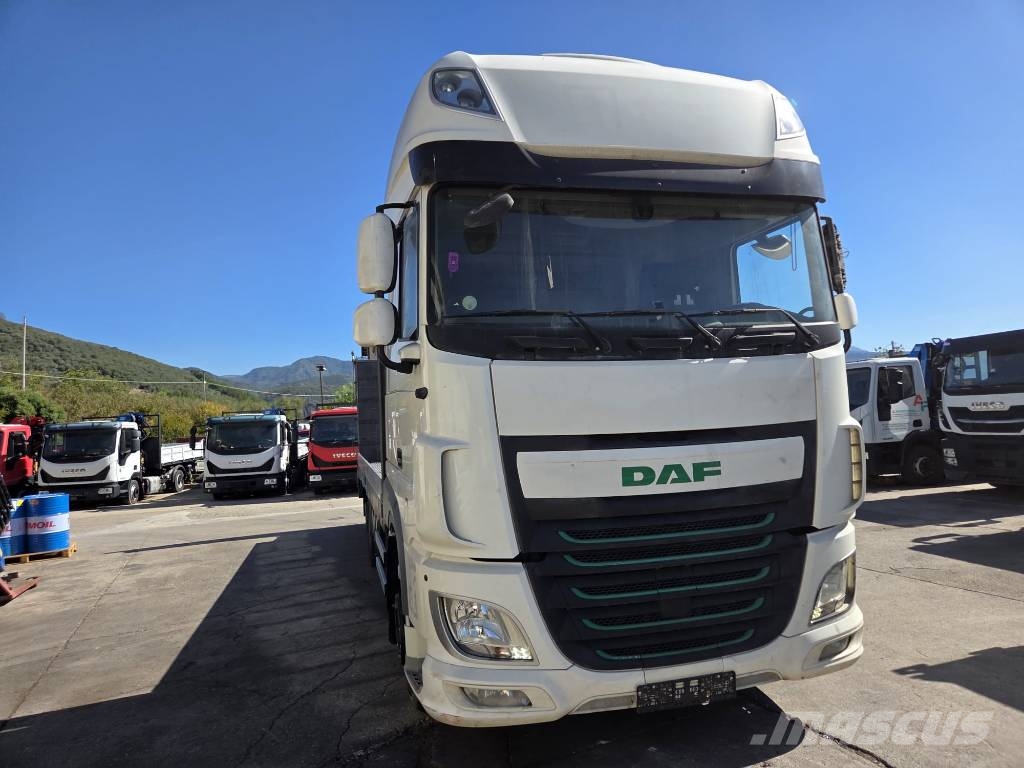 DAF XF 440 Camiões de guincho/estrado