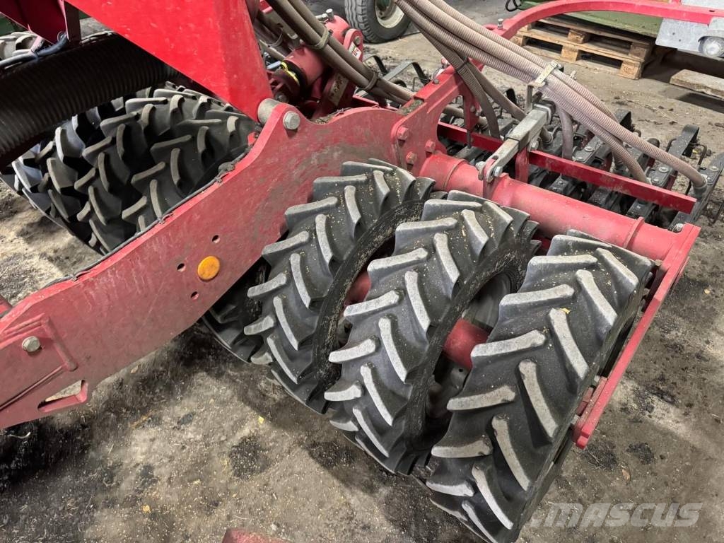 Horsch Pronto 3 DC مثاقيب مدمجة