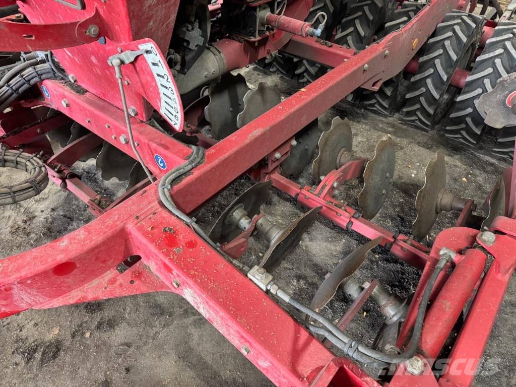 Horsch Pronto 3 DC مثاقيب مدمجة