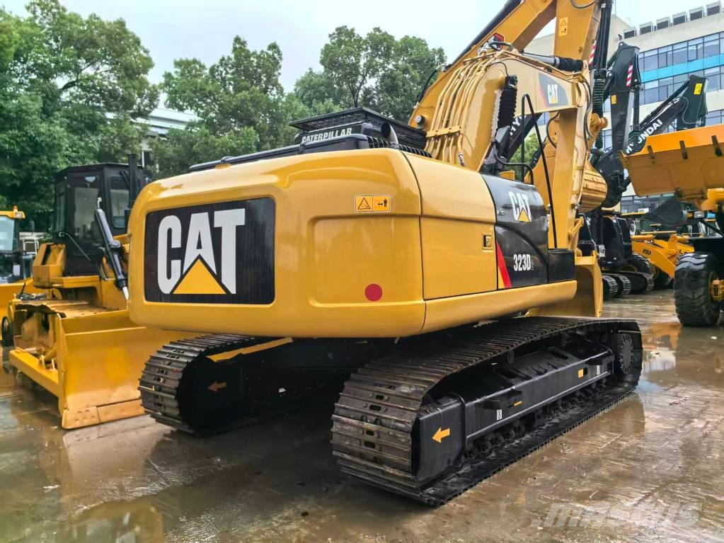 CAT 323 D2 대형 굴삭기 29톤 이상