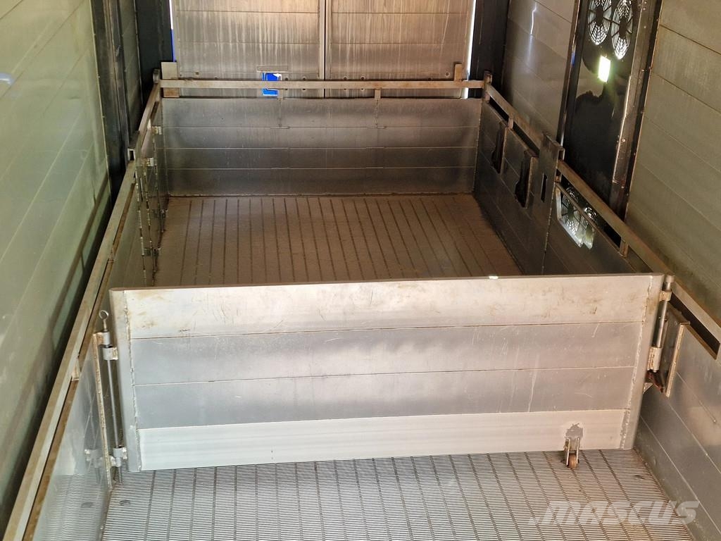 Volvo FH 13.500 Globetrotter 8x2*6 - 3 deck livestock + Dieren transport trucks