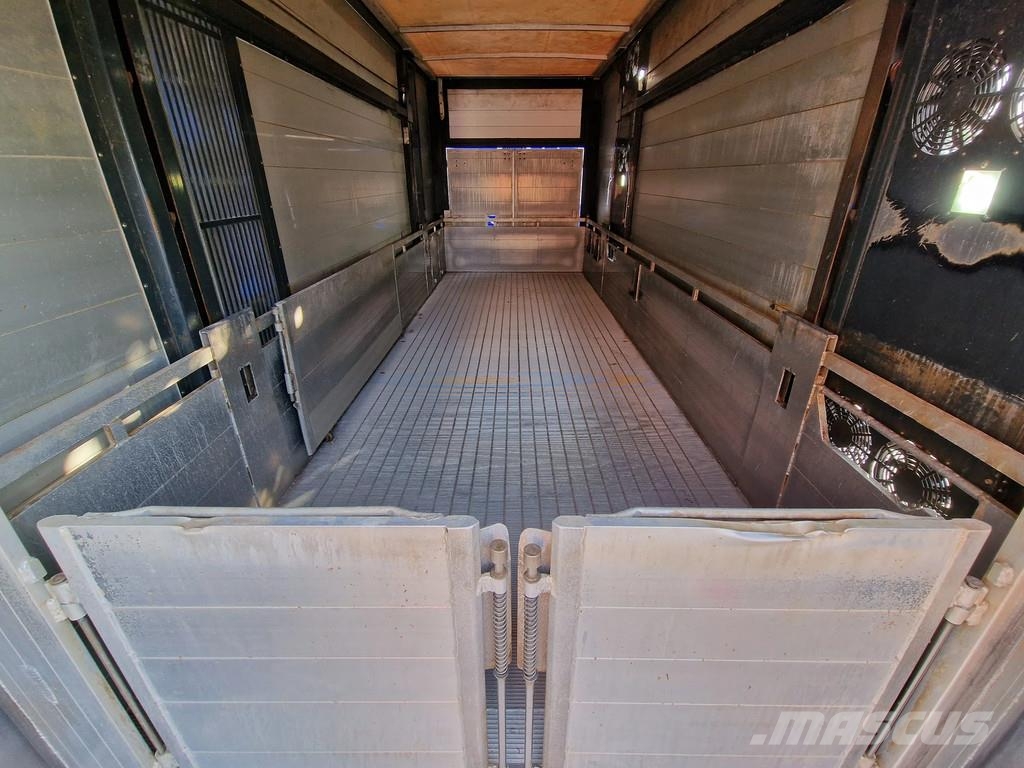 Volvo FH 13.500 Globetrotter 8x2*6 - 3 deck livestock + Dieren transport trucks