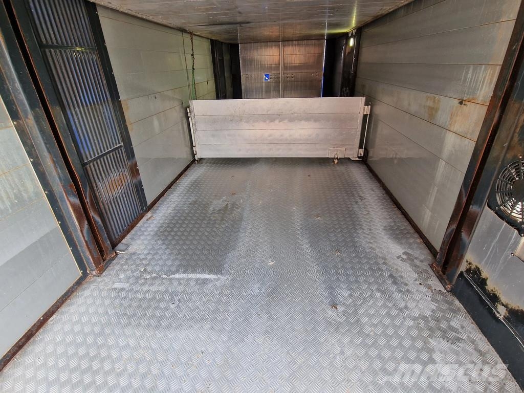 Volvo FH 13.500 Globetrotter 8x2*6 - 3 deck livestock + Dieren transport trucks