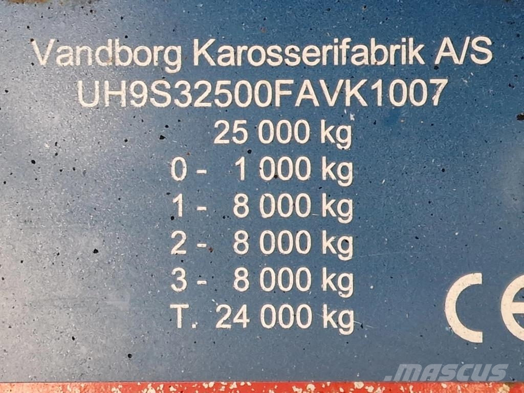 Volvo FH 13.500 Globetrotter 8x2*6 - 3 deck livestock + Dieren transport trucks