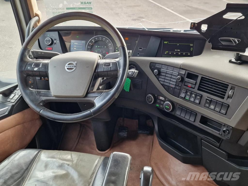 Volvo FH 13.500 Globetrotter 8x2*6 - 3 deck livestock + Dieren transport trucks